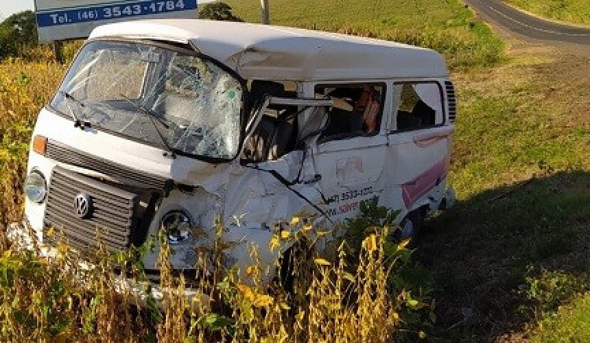 Kombi e caminhão se chocam frontalmente próximo a Comunidade Vila Nova, em Realeza