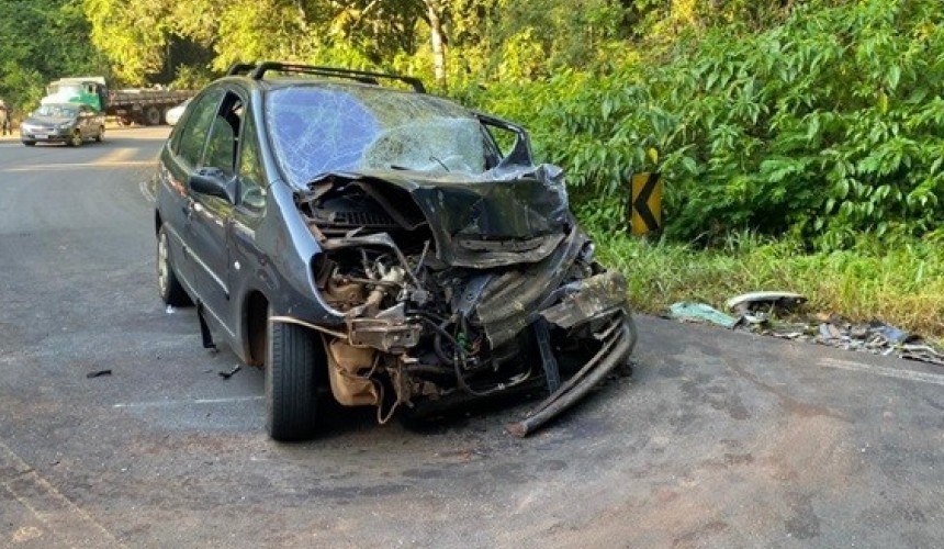 Quatro feridos em colisão frontal na PR-481 em Ampére