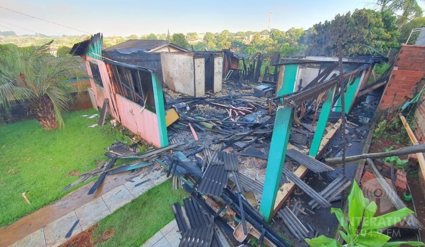 Residência é completamente destruída por incêndio em Capitão
