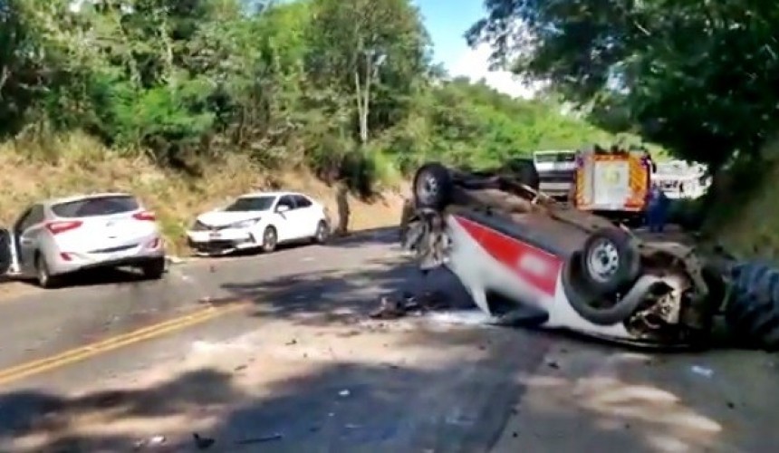 Colisão envolve cinco veículos e deixa duas pessoas feridas na PR-182, entre Francisco Beltrão e Ampére