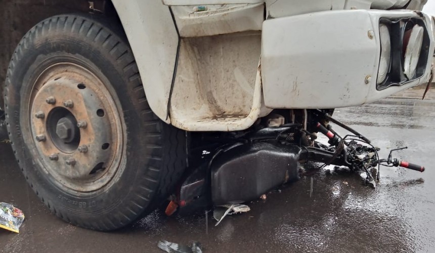 Jovem morre após colisão frontal entre moto e caminhão, em Palmas