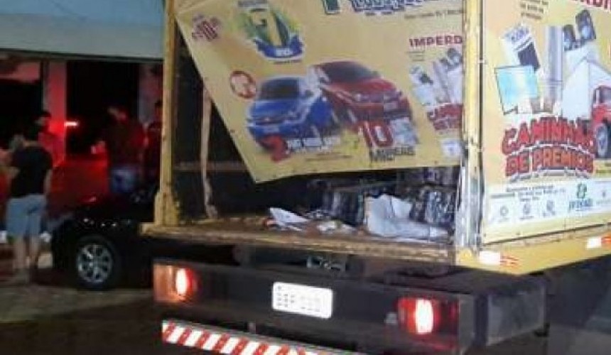 Três pessoas são detidas e maconha escondida em caminhão apreendida, em Cascavel