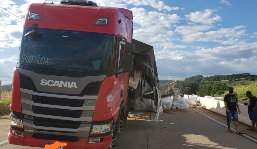 Acidente envolvendo carreta interdita trecho da BR-163, em Lindoeste