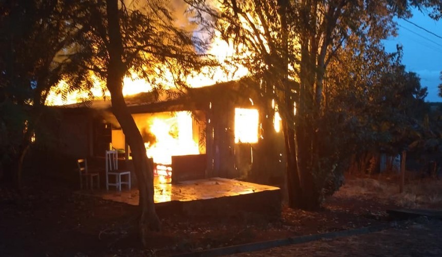 Residência fica totalmente destruída após incêndio em Boa Vista da Aparecida
