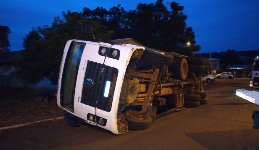 Caminhão carregado com recicláveis tomba em Santa Izabel do Oeste
