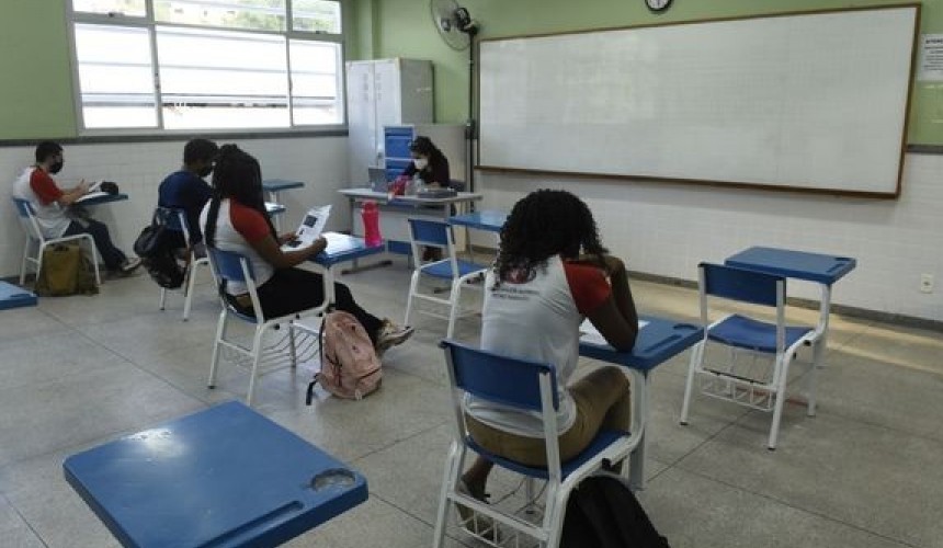 Aulas voltam no modelo híbrido no dia 15; Fim de semana os comércios devem ficar fechados