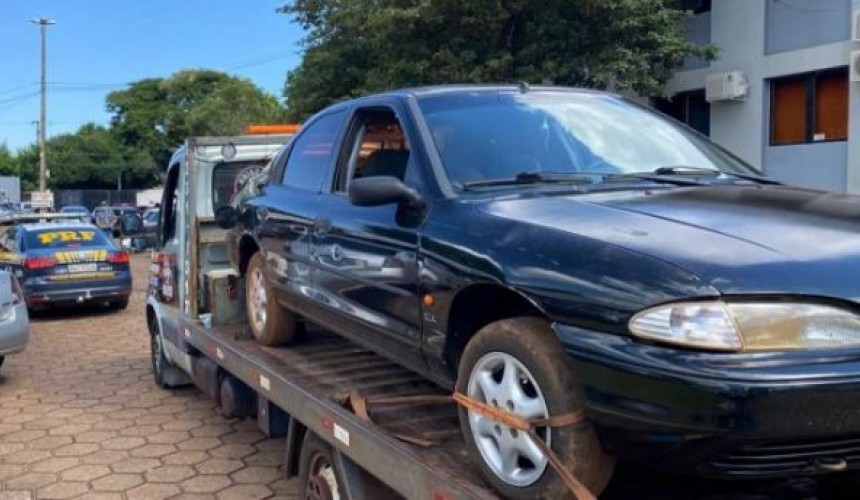 Após perseguição, PRF apreende carro carregado com drogas na BR 467, em Cascavel