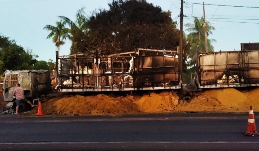 Após pane elétrica caminhão pega fogo na BR-163 em Lindoeste