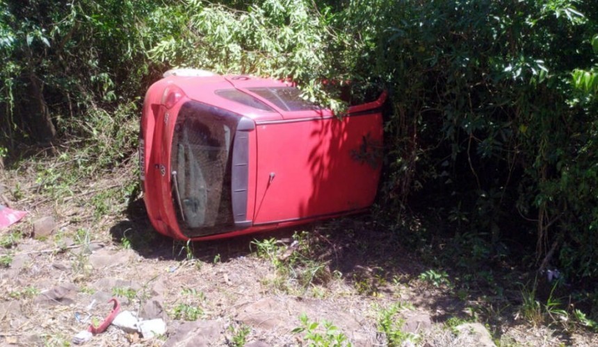 Dois feridos após carro capotar na BR-163, em Santo Antônio do Sudoeste