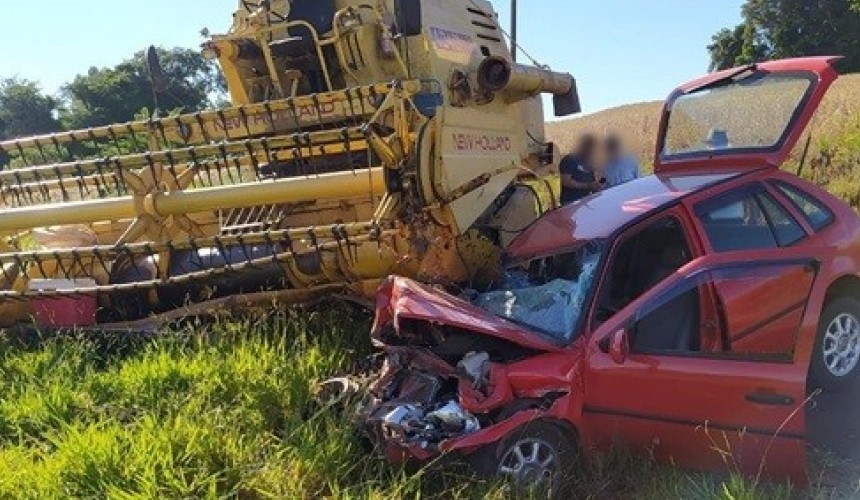 Colisão entre carro e colheitadeira deixa homem gravemente ferido, em Santo Antônio do Sudoeste