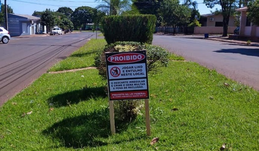 Placas de aviso sobre descarte de lixos e entulhos são colocadas em Capitão para orientar população