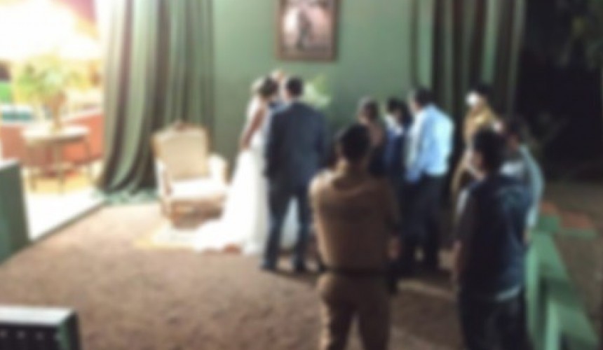 Após denúncia, festa de casamento com aglomeração de cerca de 100 pessoas é encerrada pela PM e Vigilância, em Assis Chateaubriand
