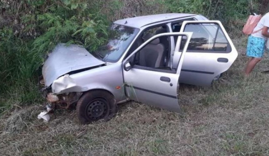 Carro com cinco ocupantes se envolve em acidente na PR 180