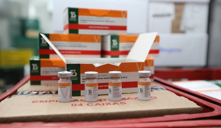 Paraná recebe novo lote com 258,4 mil doses de vacinas contra Covid-19