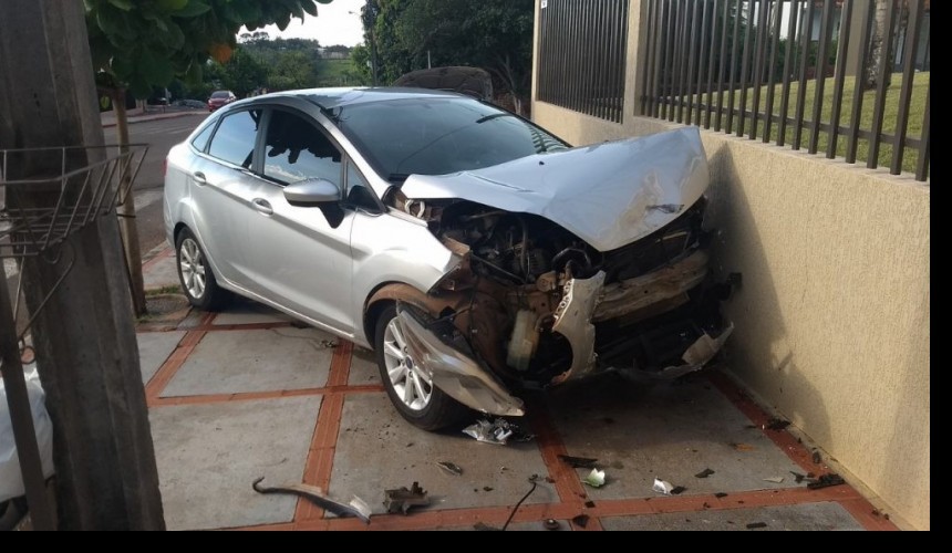 Após acidente veículos sobem na calçada e atingem muro de residência em Capanema
