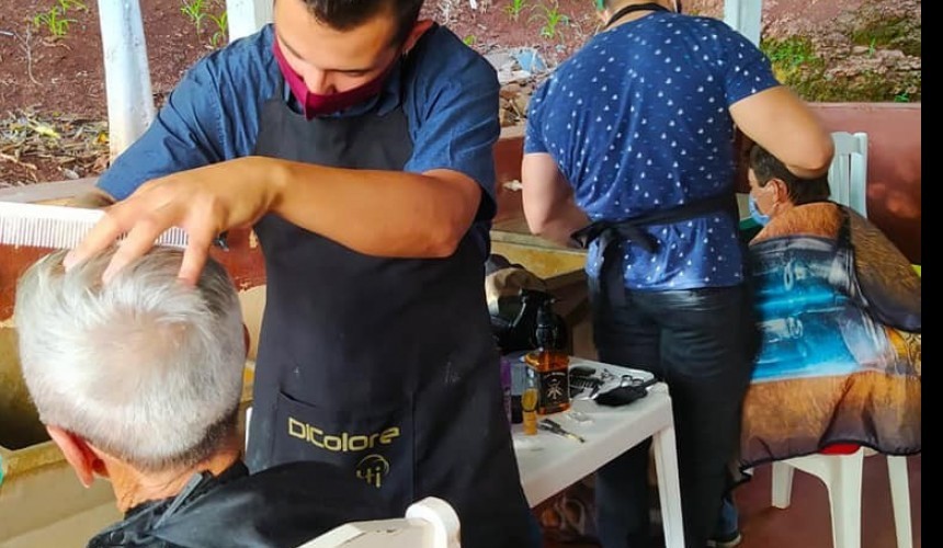 Voluntariado: profissionais realizam corte de cabelo à moradores dos Condomínios da Terceira Idade de Capitão