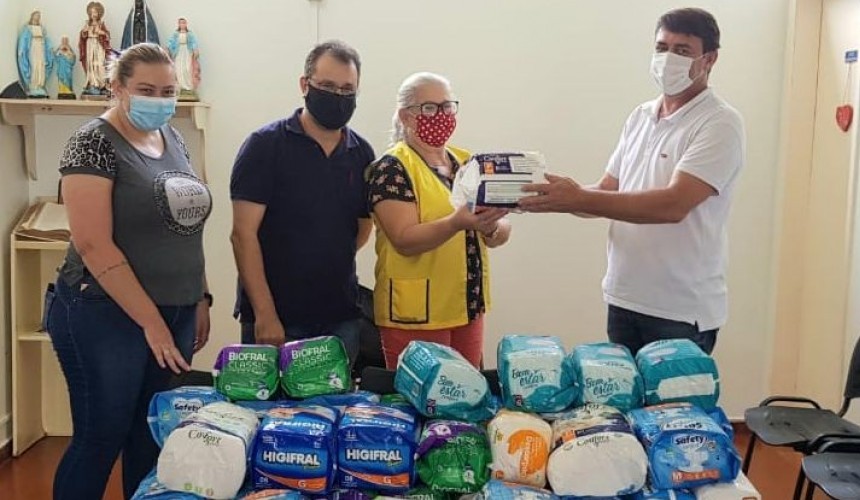 Lions Clube entrega fraldas geriátricas para o Hospital de Capitão
