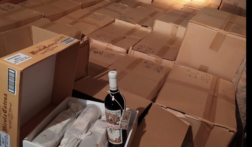 PM apreende caminhão carregado com 2 mil garrafas de vinho argentino em São Jorge Do Oeste