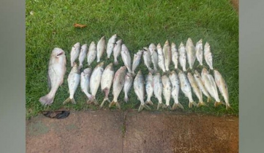 Pescador amador é preso às margens do Lago de Itaipu em Foz, com 10kg de peixes exótico