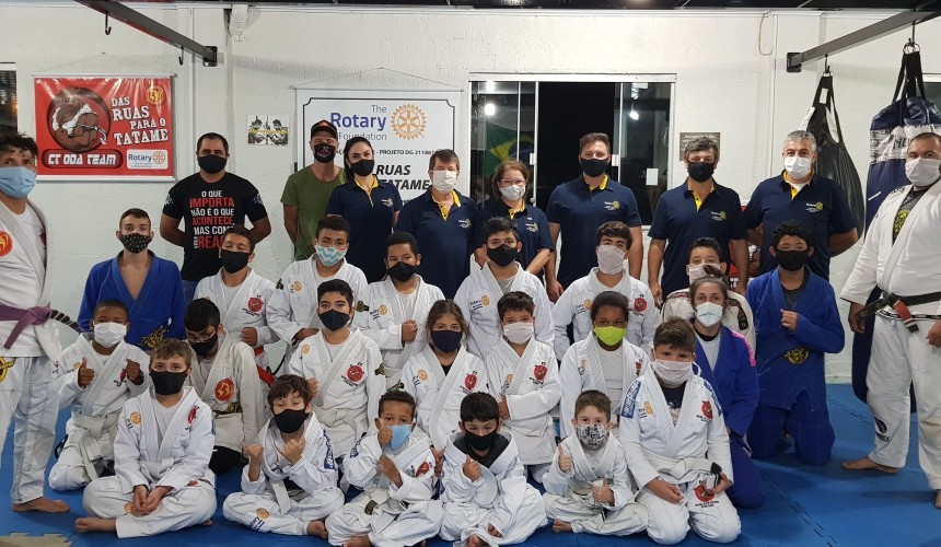 Alunos de Projeto mantido pelo Rotary de Capitão recebem Quimonos