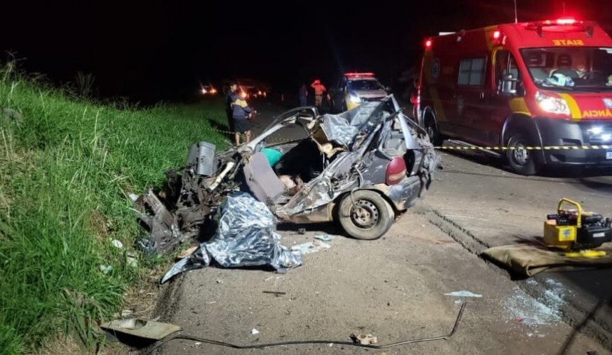 Após carro bater contra duas carretas na PR-182 três pessoas morrem em Francisco Beltrão