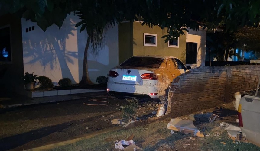 Após Colisão veículo derruba muro e invade terreno de residência em Planalto