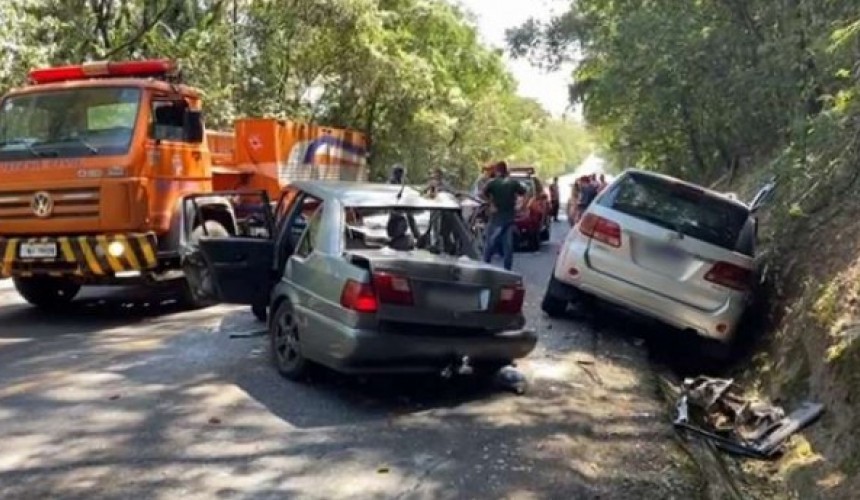 Acidente deixa casal e criança de um ano feridos na PR 182