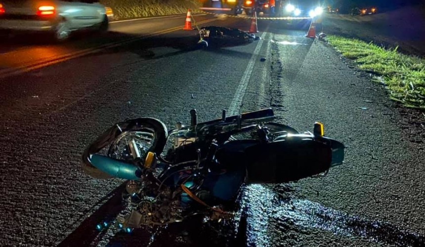 Condutor de motocicleta morre após colisão com carreta na PR-182, em Ampére