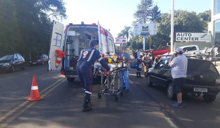 Após discussão, homem dirige carro com mulher agarrada no capô; Veja o vídeo