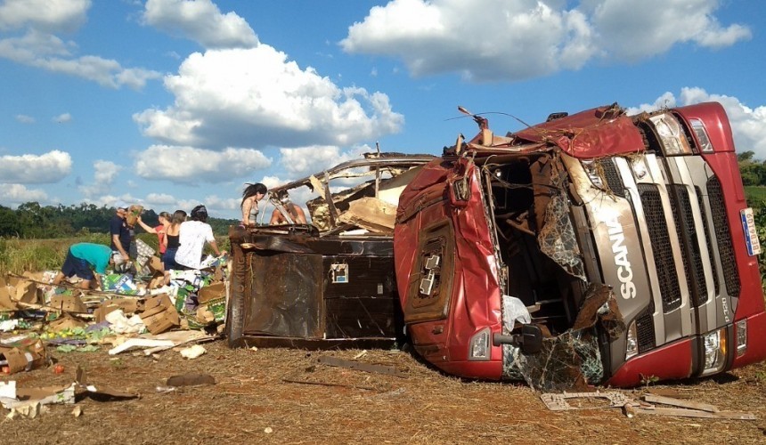 Caminhoneiro fica ferido em acidente na BR 163 em Capanema