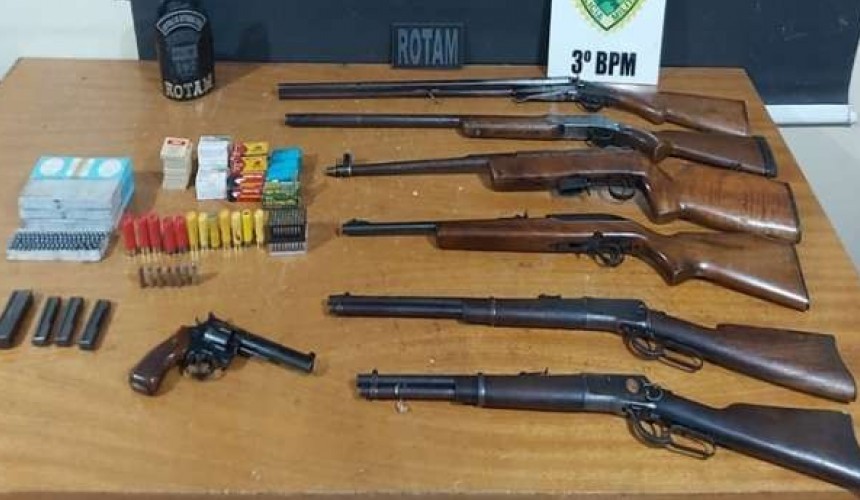 Homem é preso com dois animais silvestres abatidos, 7 armas de fogo e munições, em Palmas