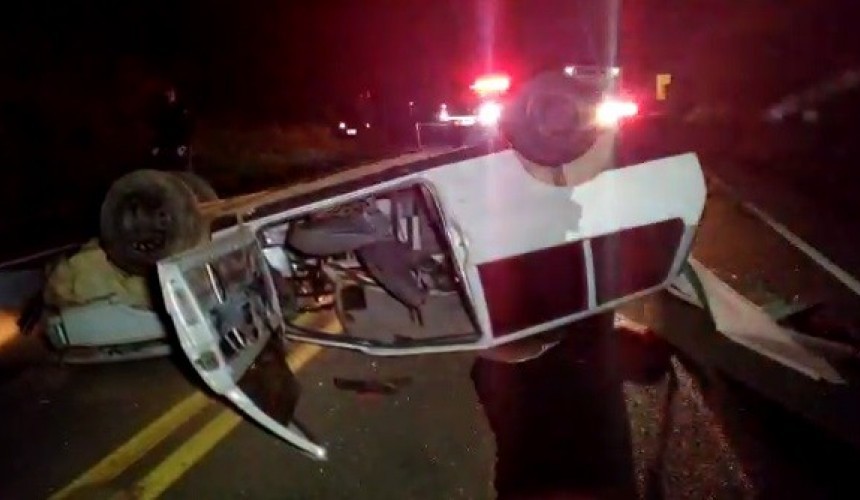 Rapaz morre após ser arremessado de carro em capotamento na PR-180, em Francisco Beltrão