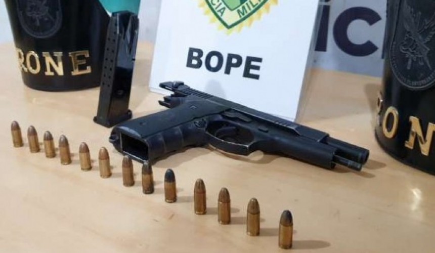 Após denúncias, dupla é detida pela Rone com pistola e munições, em Cascavel