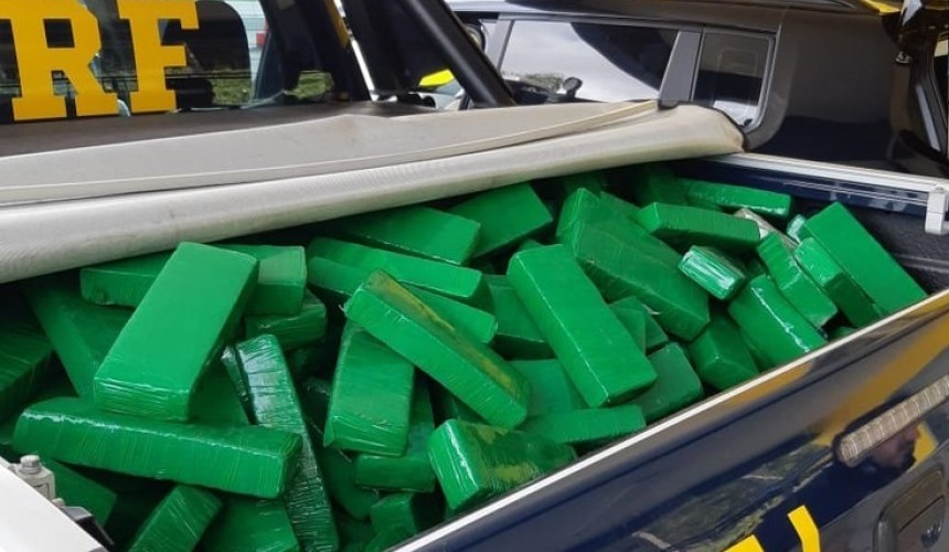 Em pleno feriado de Tiradentes, PRF apreende mais de meia tonelada de maconha e armas de fogo no Paraná