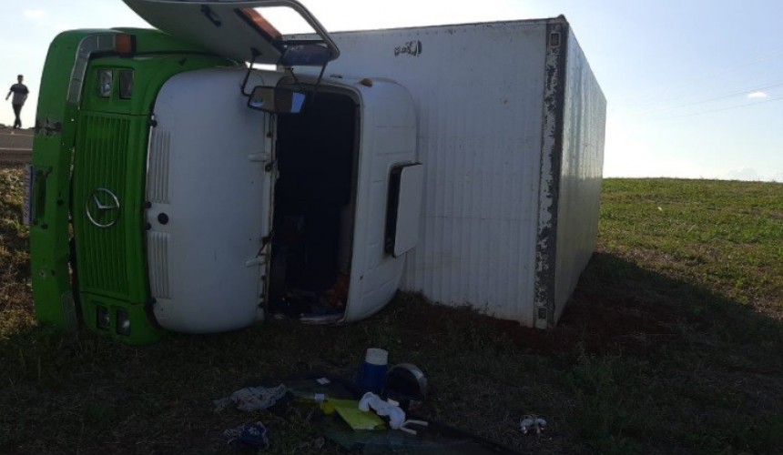 Homem fica ferido em acidente entre carro e caminhão na PR-281 em Planalto