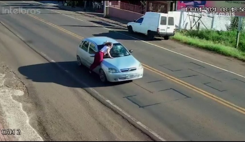 Polícia prende homem que transitou com a ex-companheira no capô do carro em Francisco Beltrão