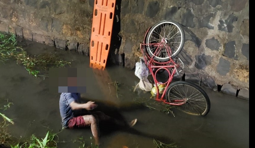 Bombeiros resgatam homem que caiu no Córrego Aparecida em Capitão