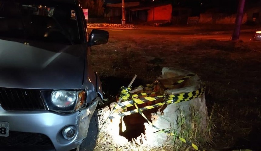 Homem bate carro, desce para ver estrago e cai em poço de 15 metros de profundidade, em Cascavel