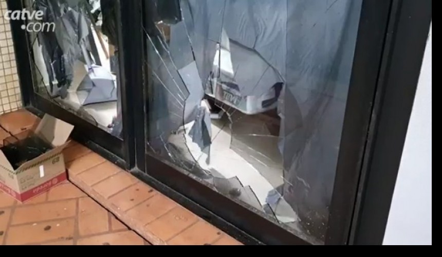 Rapaz quebra vidraças e agride enfermeiro em UPA de Cascavel