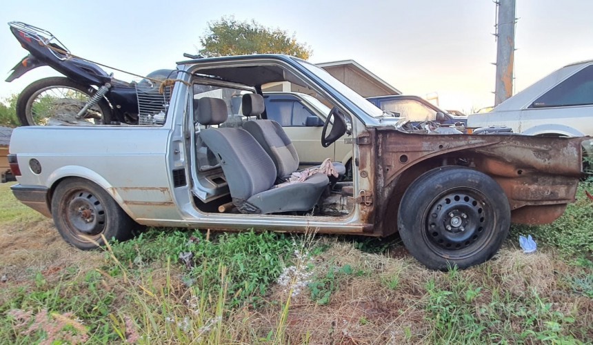 Gol completamente irregular é apreendido transportando moto com suspeita de furto, em Capitão