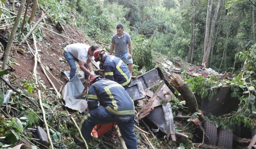 Tragédia: Caminhão passa por cima de moto, cai em ribanceira e três pessoas morrem na PR-487