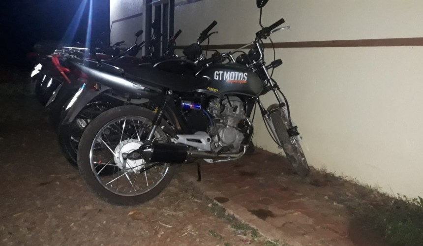 Condutor de moto com escapamento adulterado tenta fugir da PM e cai após ‘zig-zag’ em Capitão