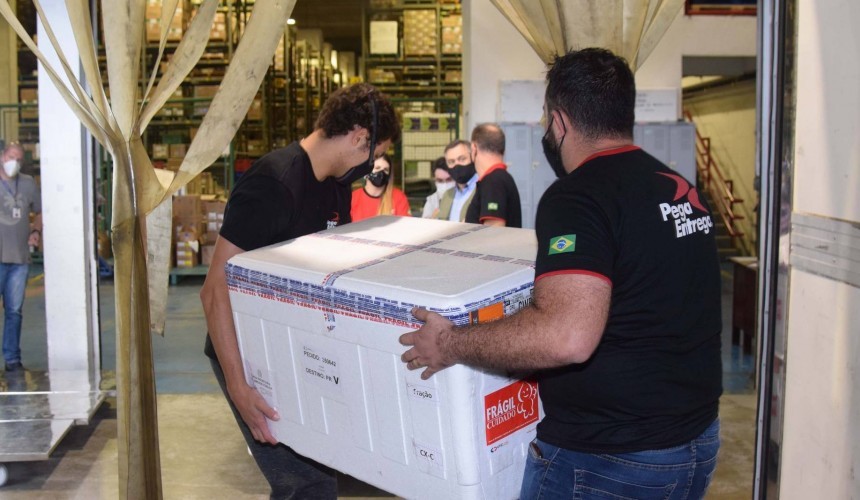 Mais 242 mil doses de vacina contra a Covid-19 chegam ao Paraná