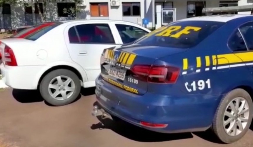 PRF apreende 240 kg de maconha na BR 277,próximo a Santa Tereza do Oeste; jovem de 24 anos foi detido