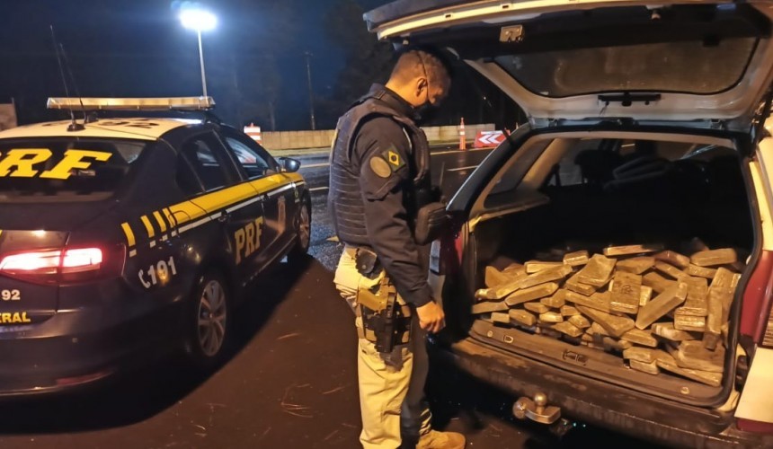 Após fuga e perseguição, PRF prende traficante transportando 145 kg de maconha em Laranjeiras do Sul