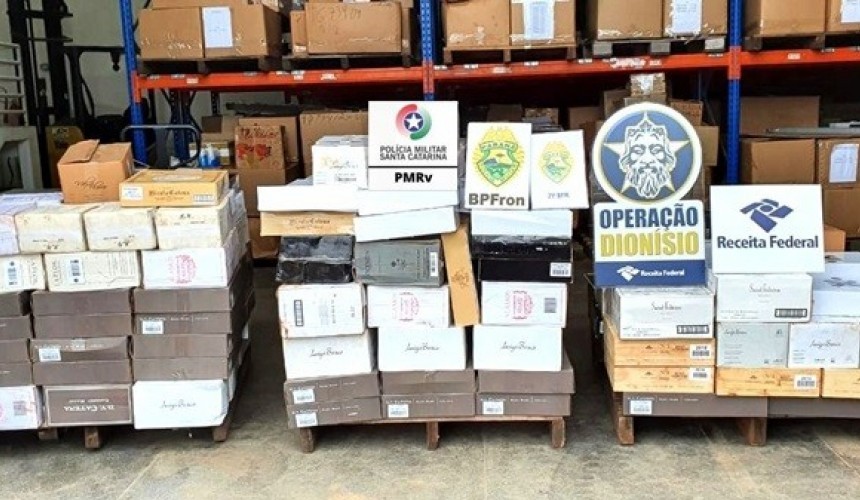 Forças de segurança e fiscalização apreendem carga de vinho argentino em caminhão