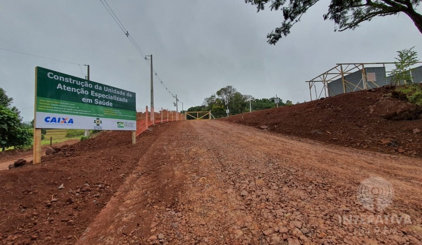 Novo hospital de Capitão: Estrada de acesso ao canteiro de obras recebe cascalhamento