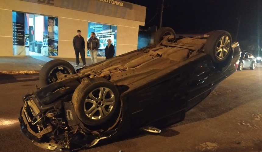 Veículo capota no Centro de Boa Vista da Aparecida