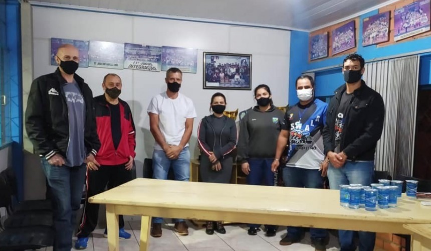 Secretário de Esportes discute ações e competições com atletas de ciclismo de Capitão