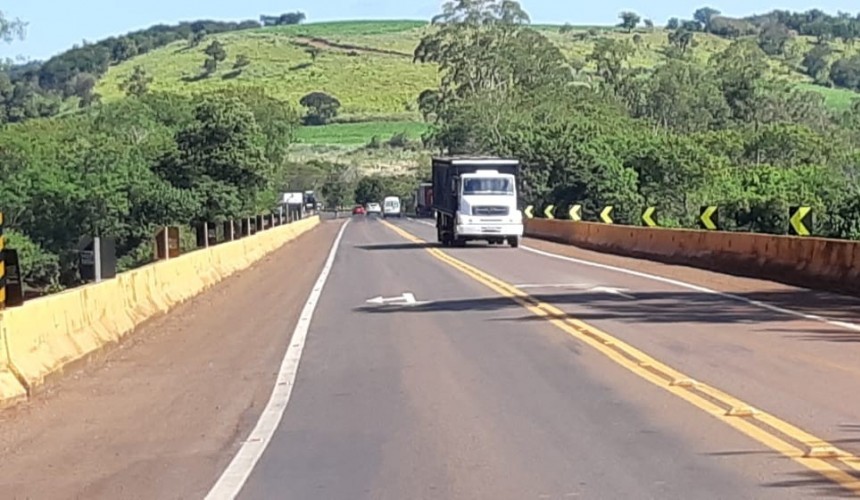 Após roubar caminhão, homem pula de ponte para tentar fugir da PRF